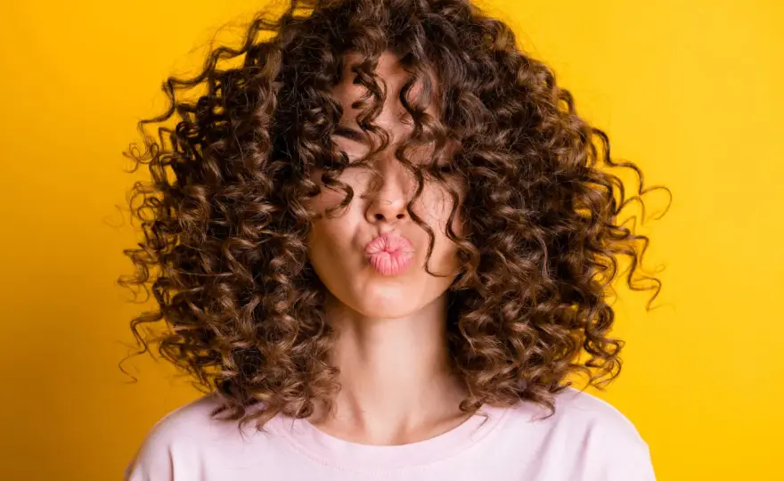 Pelo corto rizado - Guía definitiva para lucirlo sin frizz