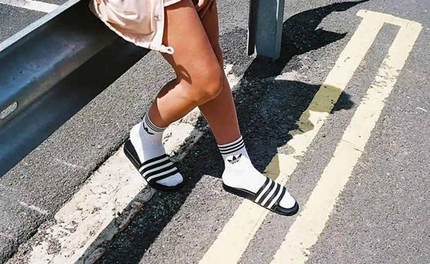 Chanclas con calcetines - claves para llevarlas con estilo