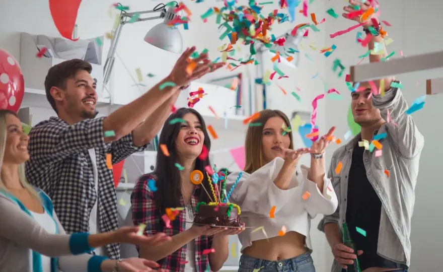Cómo vestir para un cumpleaños - Guía para acertar siempre