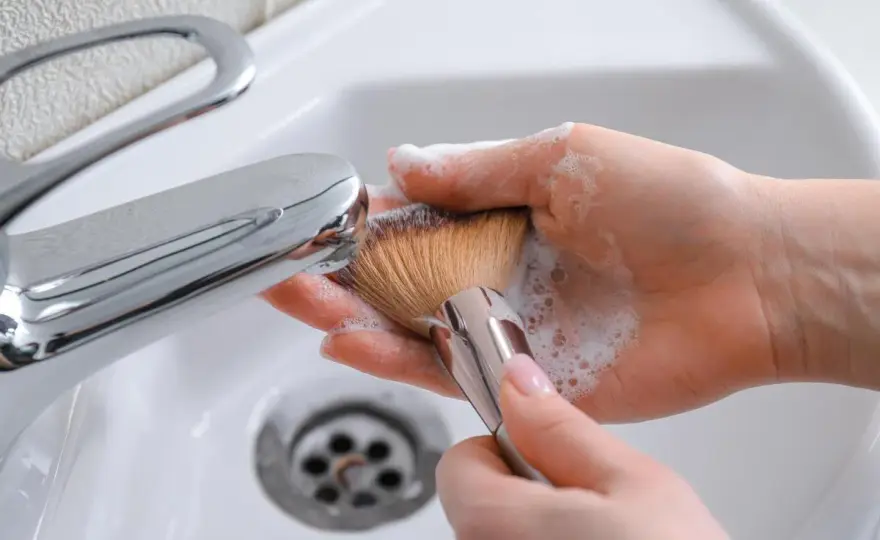 Cómo limpiar brochas de maquillaje - Guía para no estropearlas