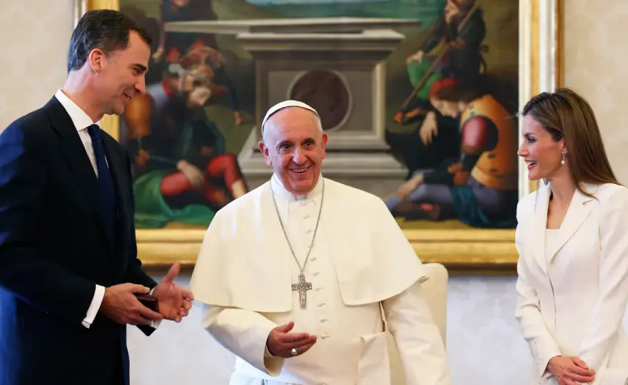 Privilegio del blanco - ¿Por qué Letizia viste de blanco ante el Papa?