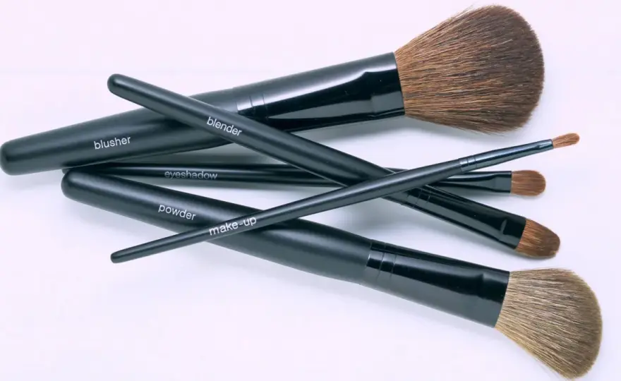 Cómo limpiar brochas de maquillaje sin estropearlas