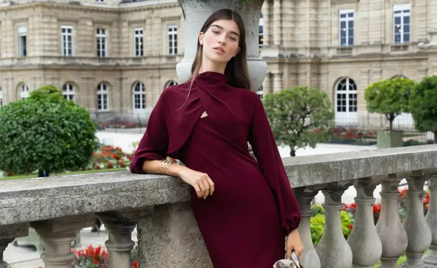 Cómo combinar un vestido granate - Guía de zapatos y accesorios