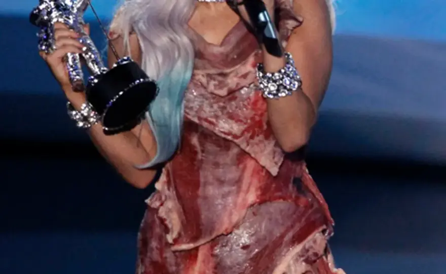 El vestido de carne de Lady Gaga y el mensaje que escondía