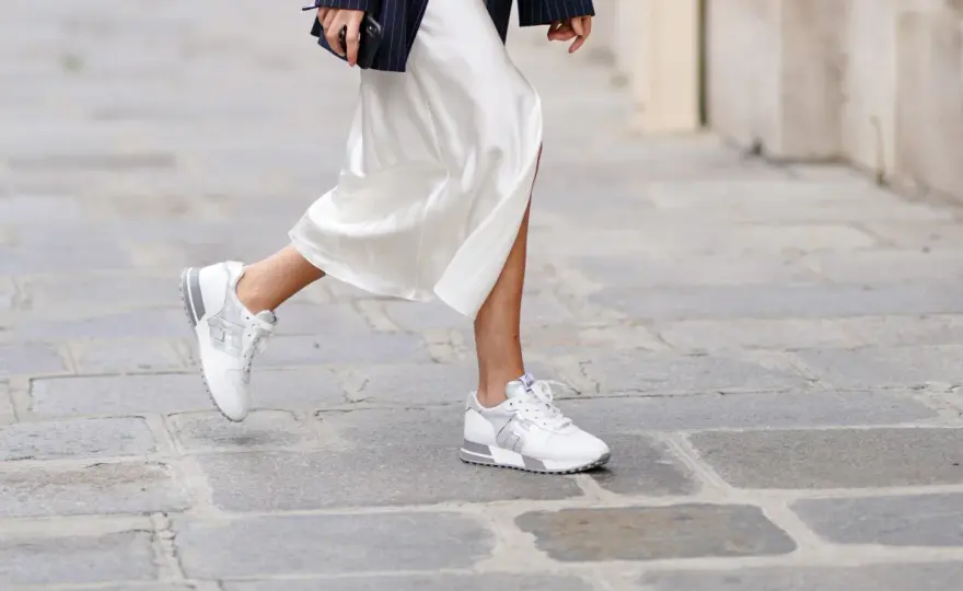 Vestidos con zapatillas - Cómo combinarlos con estilo y sin errores