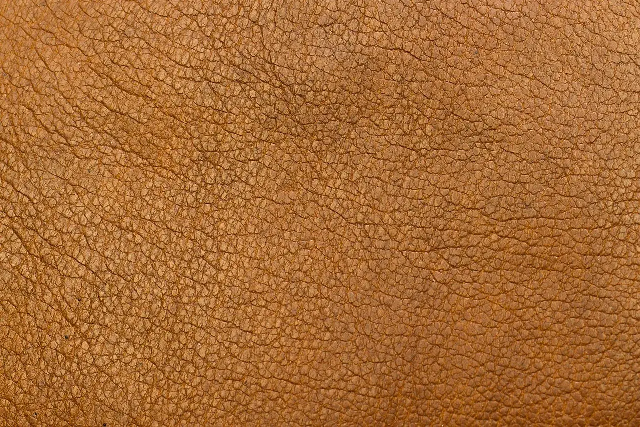 Textura de cuero marrón con finas arrugas, ideal para un grupo de trabajo de cuero.