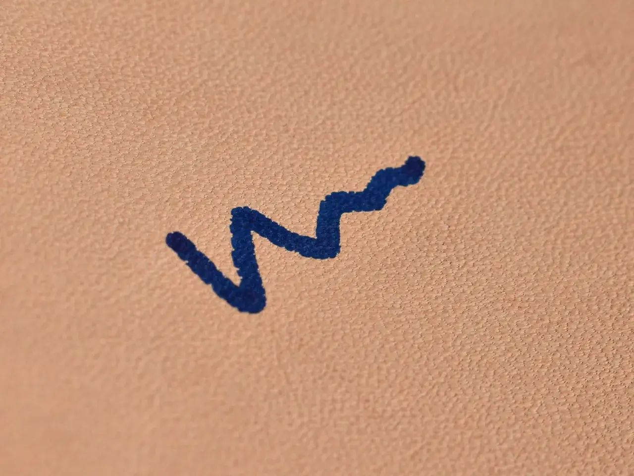 Un trazo de tinta azul sobre piel. ¿Cómo quitar tinta de la piel? Este es el primer paso para solucionarlo.