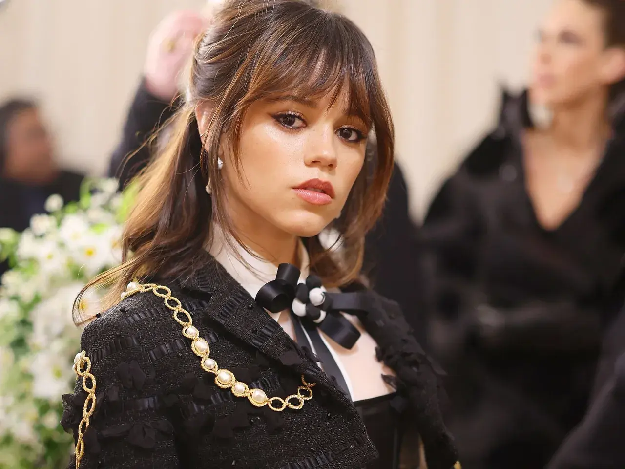 Jenna Ortega deslumbró en la Met Gala con un elegante traje negro adornado con perlas y oro.