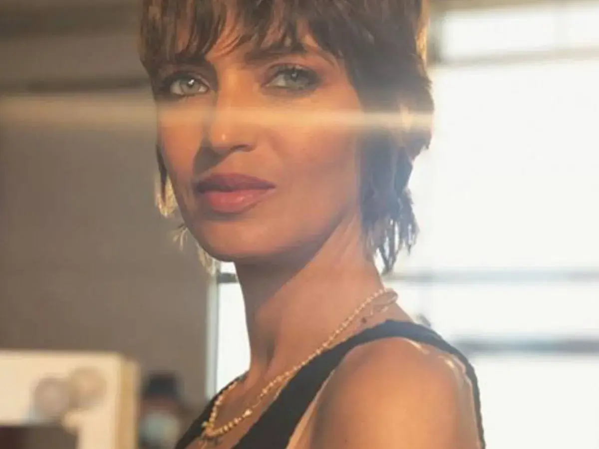 Sara Carbonero pelo corto, con mirada intensa y luz dorada bañando su rostro.