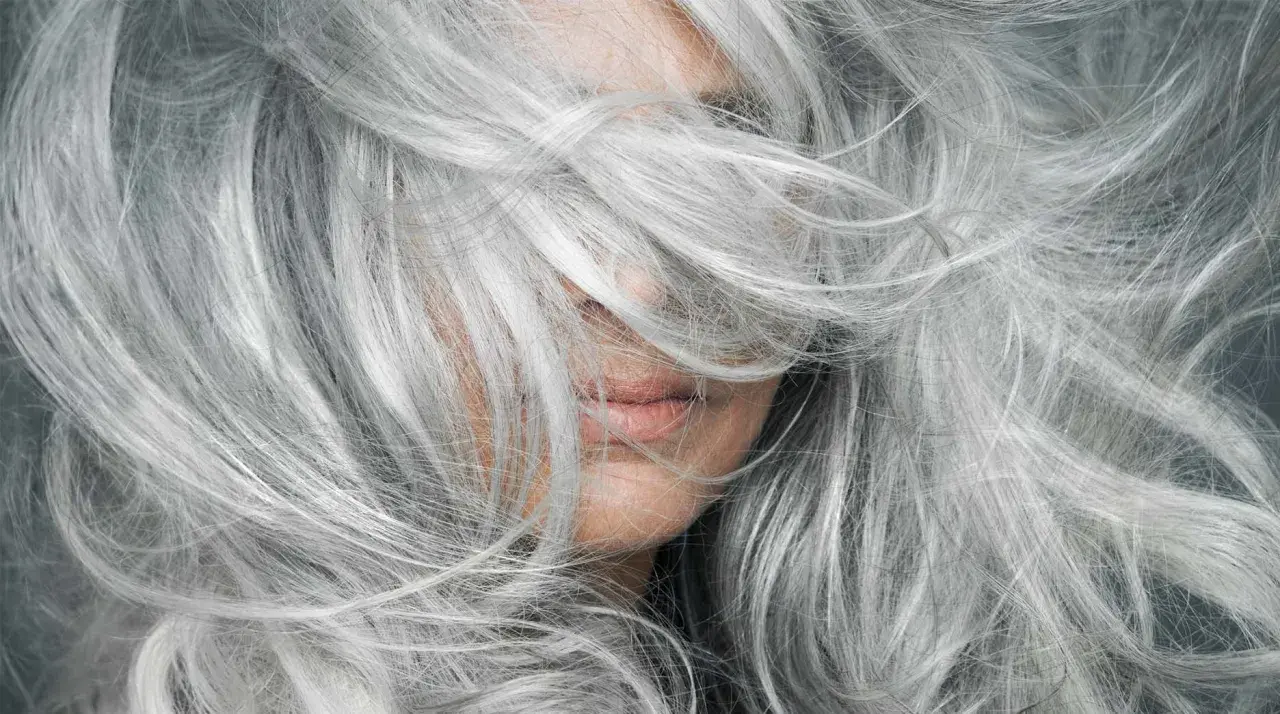 Cabello plateado y sedoso, un estilo natural para cubrir canas sin tinte.