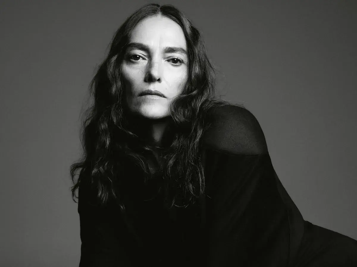 Retrato en blanco y negro de Laura Ponte, mostrando su mirada intensa. La edad de Laura Ponte se refleja en su rostro sereno.