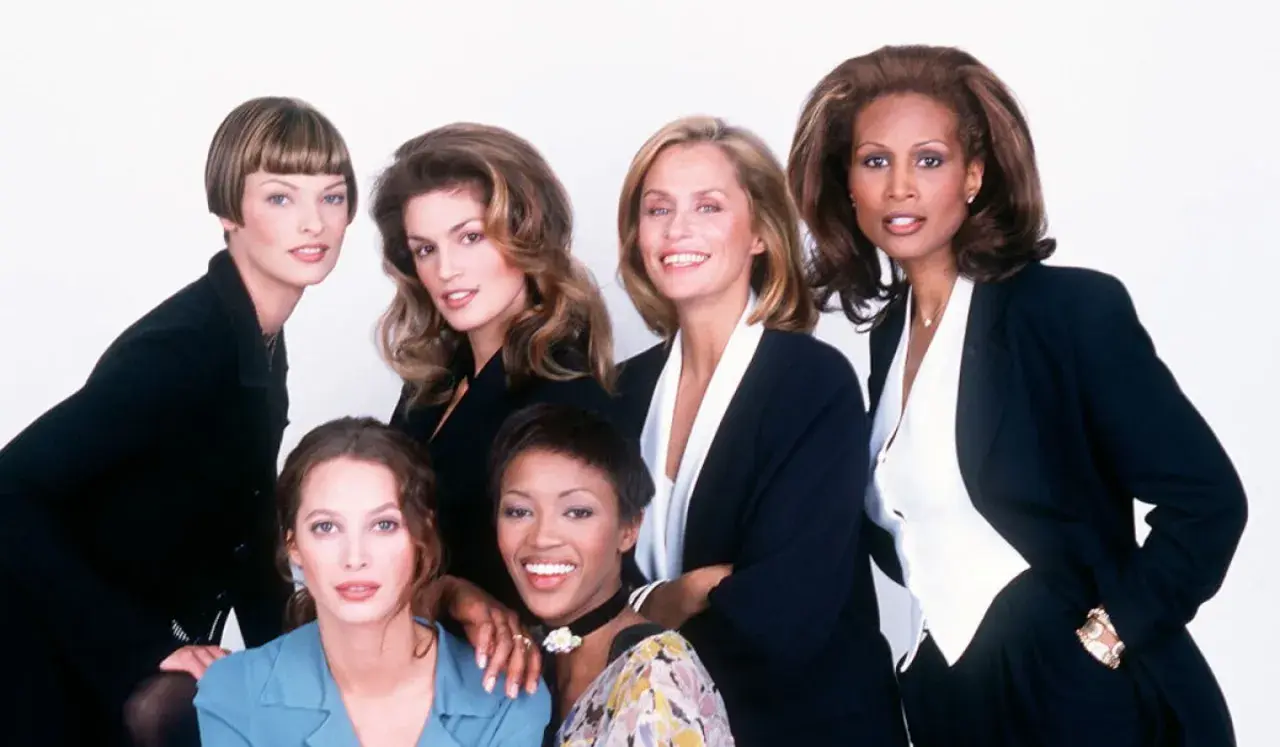 Seis icónicas top models de los 90 posan juntas, un recuerdo de una era dorada de la moda.