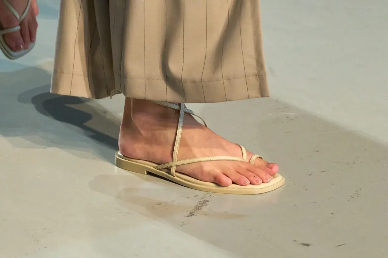 Sandalias tendencia de tiras finas y suela plana, perfectas para un look minimalista.