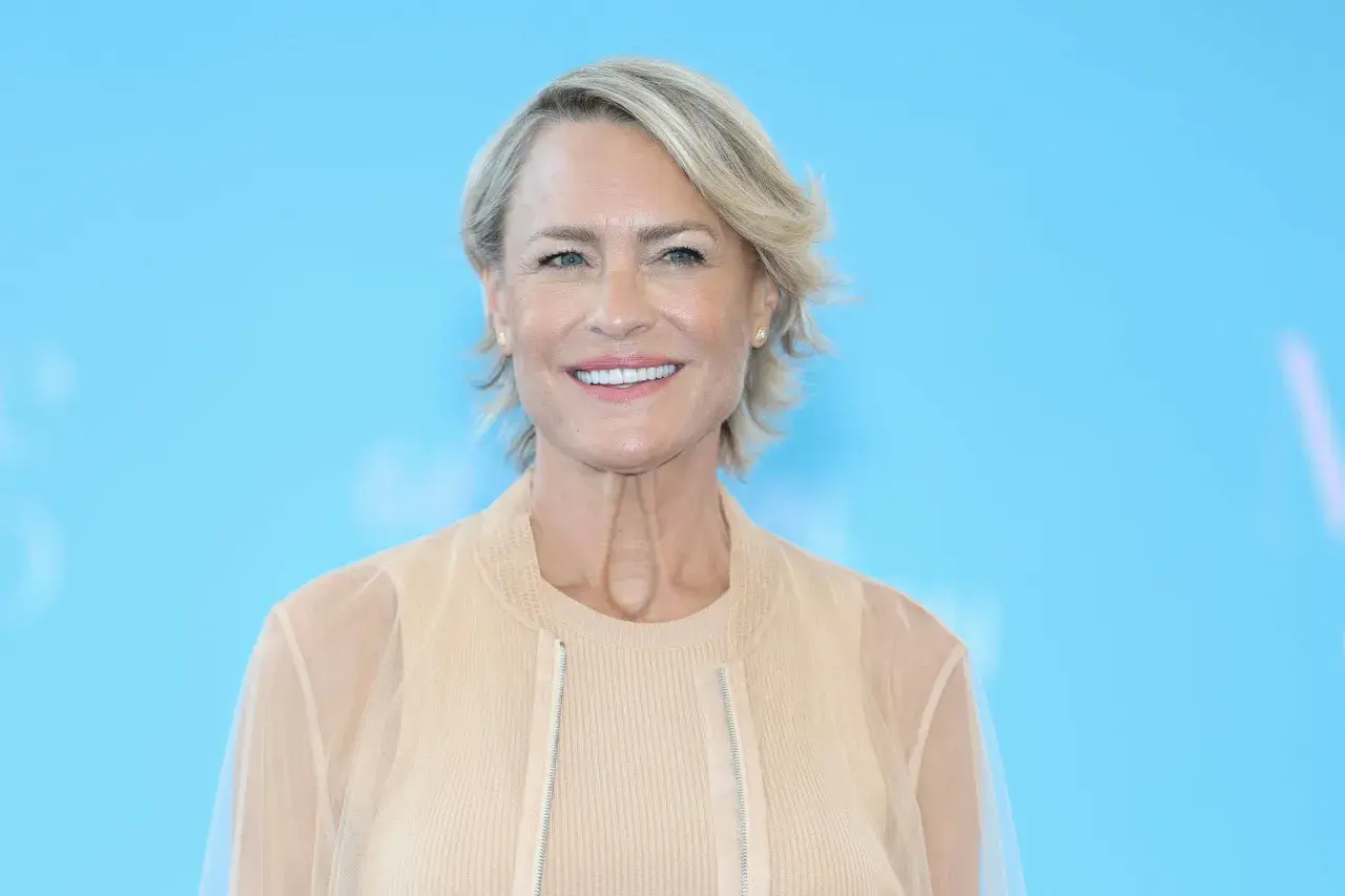Mujer sonriente con cabello rubio y corte moderno. Inspiración para 50 año cortes de pelo que rejuvenecen a los 50.