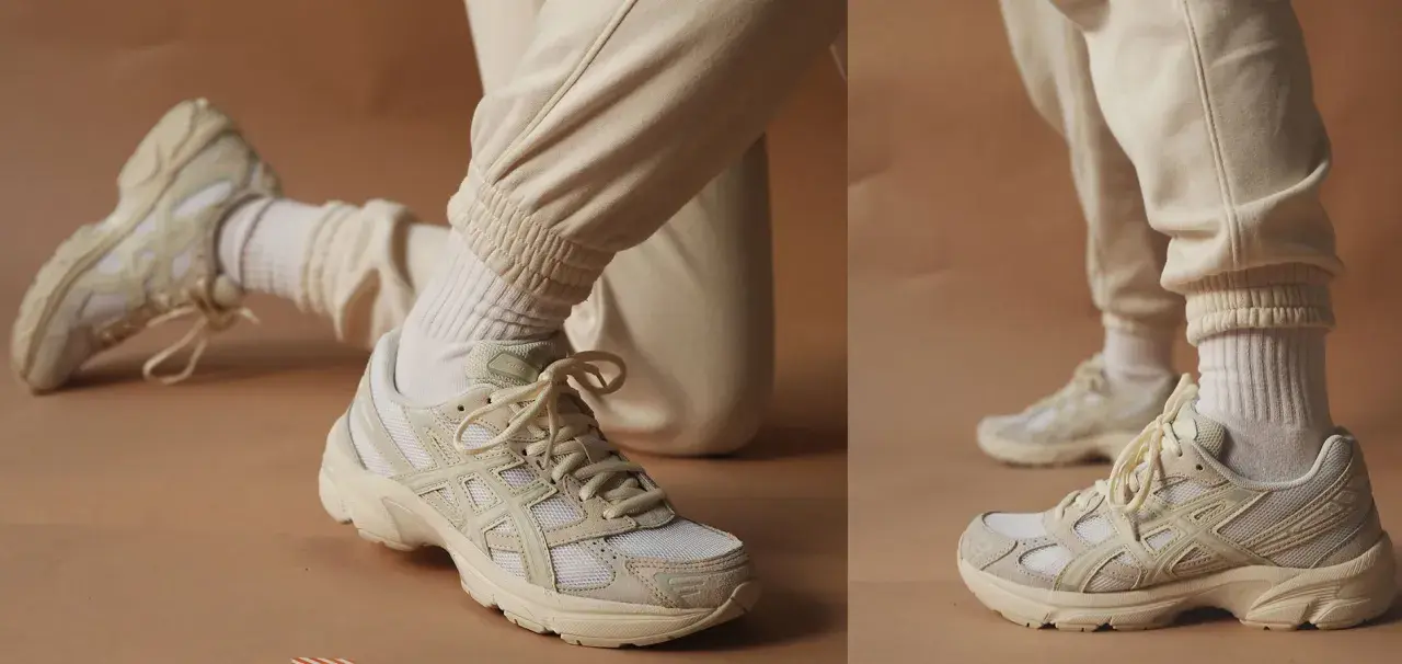 Zapatillas deportivas en color beige claro, combinadas con pantalones y calcetines del mismo tono.