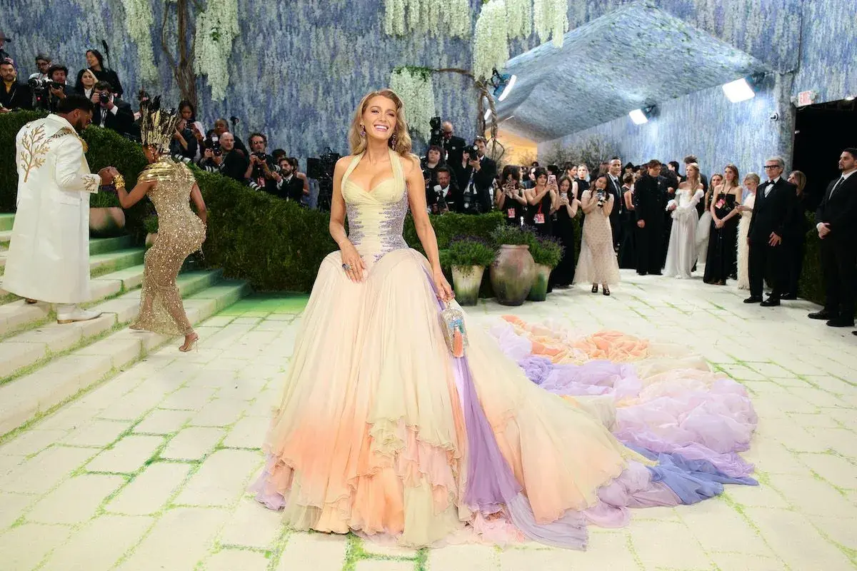 Blake Lively deslumbró en la Met Gala con un vestido degradado de ensueño, su cola se extendía como un arcoíris sobre la alfombra.