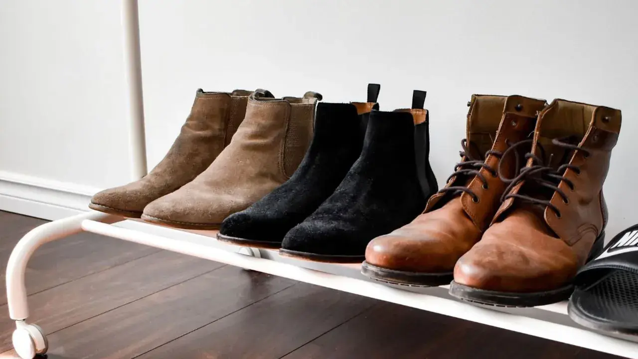 Botas de ante de diferentes colores, listas para teñir. Hay marrones, negras y de cuero.