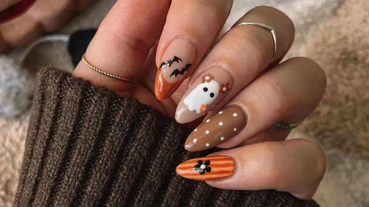 Uñas halloween sencillas con fantasmas, murciélagos y flores. Diseño dulce y espeluznante.
