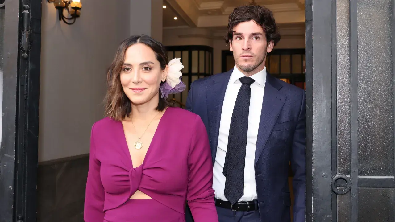 Tamara Falcó e Iñigo Onieva, radiantes, salen juntos. Ella luce un vestido fucsia y él un traje azul marino.