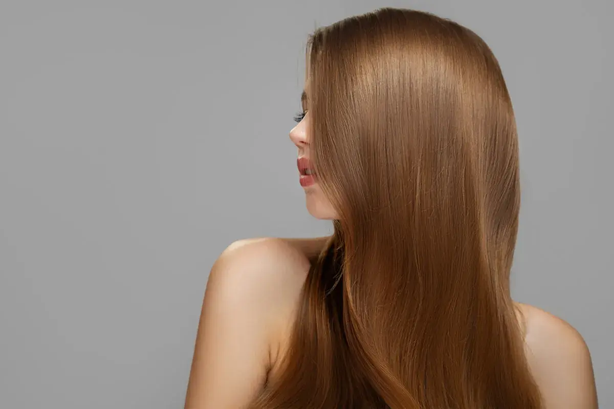Cabello liso y brillante, resultado de un alisado con keratina.