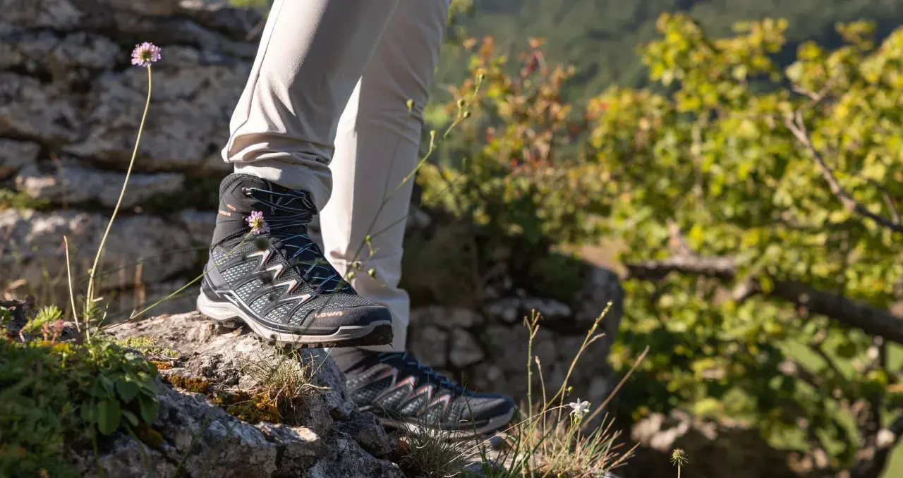 Botas de senderismo Gore-Tex en roca. Aprende como limpiar botas de Gore-Tex para mantenerlas en perfecto estado.