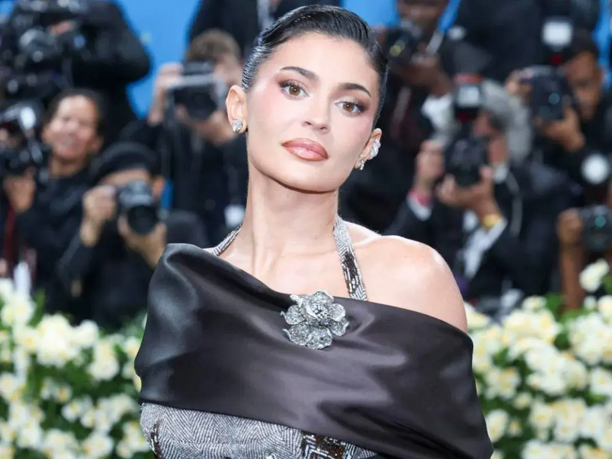 Kylie Jenner deslumbrante en la Met Gala, con un elegante vestido negro y joyas brillantes.