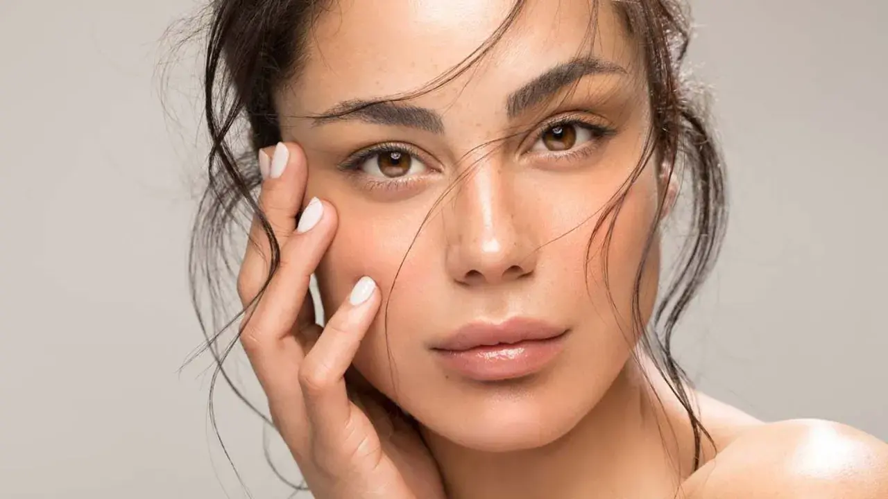 Rostro de mujer con piel radiante, realzada con ingredientes como trofolastin o rosa mosqueta.