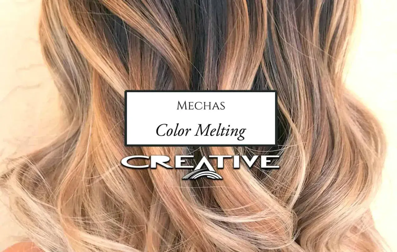 Mechas color melting en cabello rubio y castaño, con un degradado suave y natural.