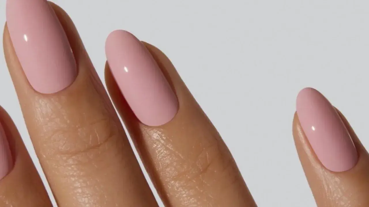 Manicura en tono rosa pastel, un color de uñas de moda que aporta elegancia y dulzura a tus manos.