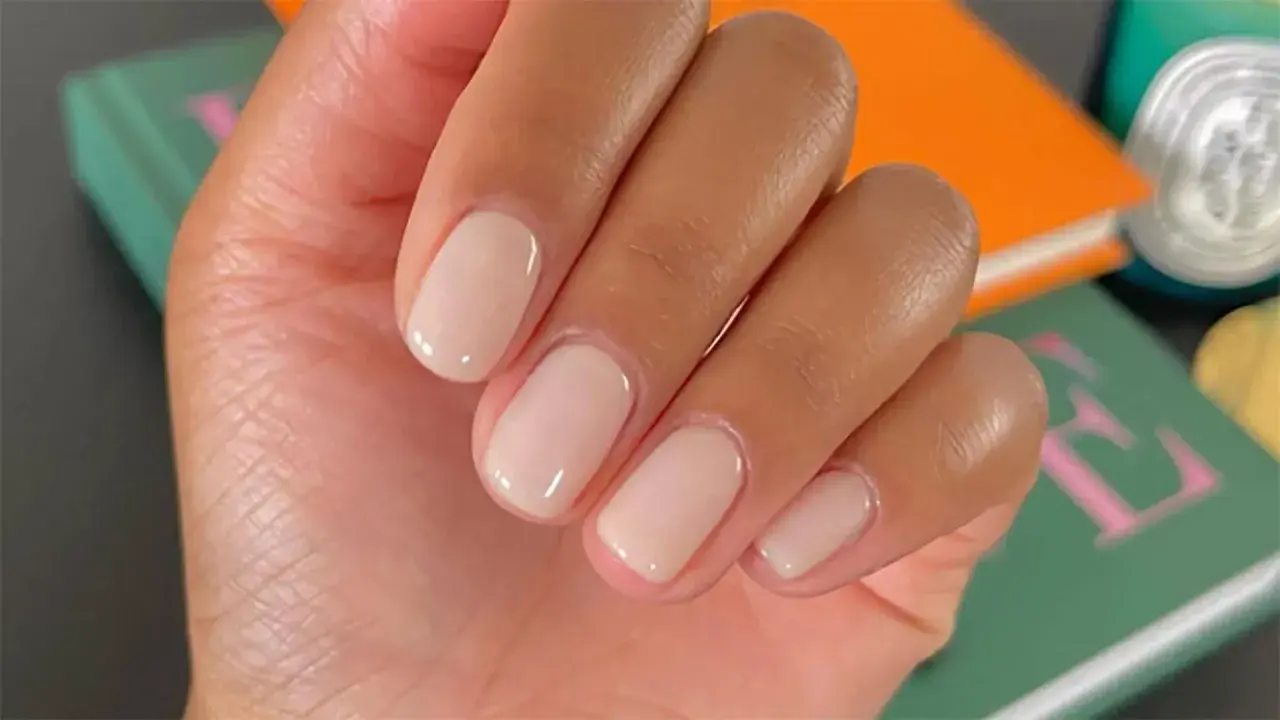 Manos con uñas color crema, un tono que ilumina y da un aspecto joven.