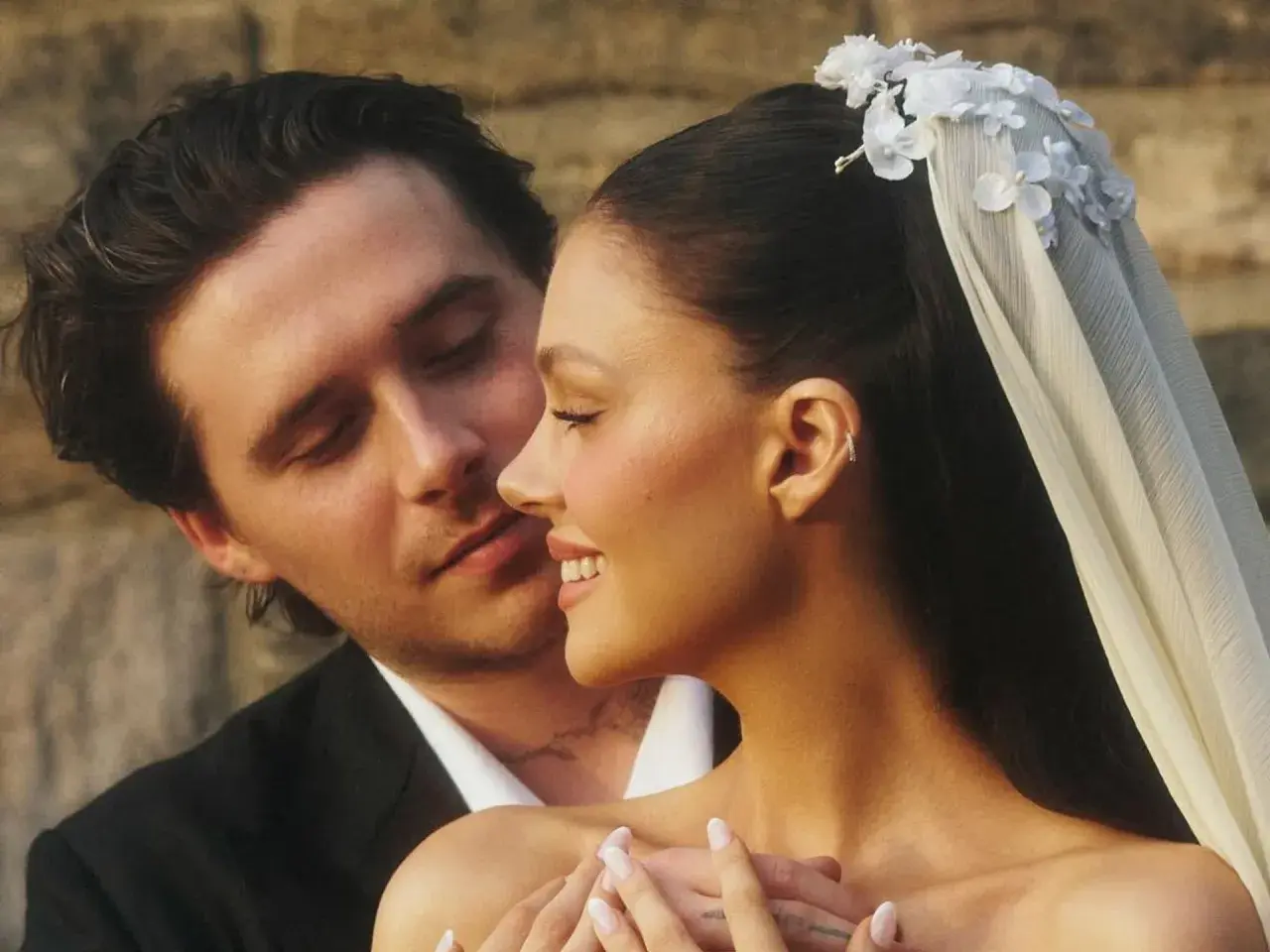 Brooklyn Beckham y Nicola Peltz en su boda, un momento íntimo y tierno.