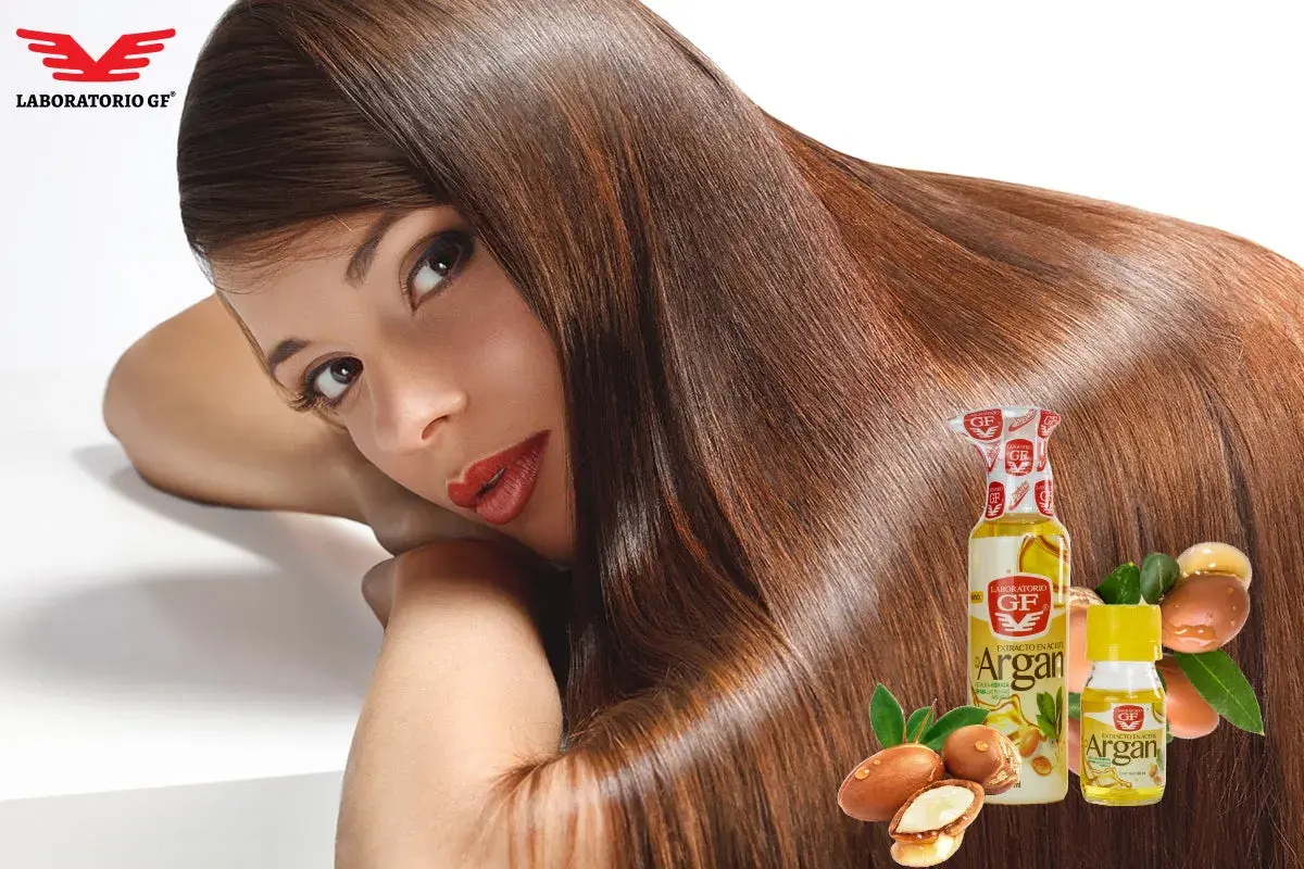 Mujer con cabello largo y sedoso, realzado por el hair oiling con aceite de argán.