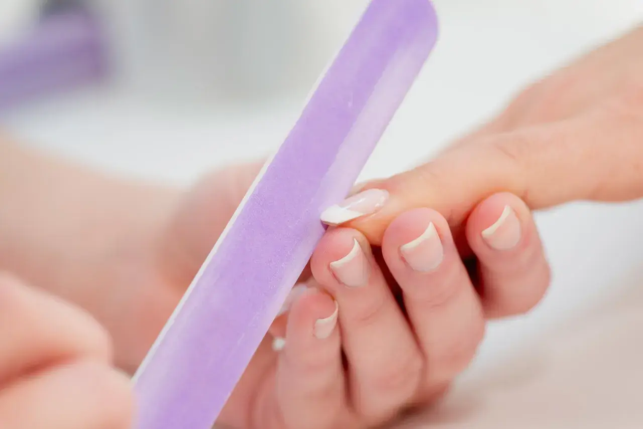 Lima las uñas para darles forma cuadrada.