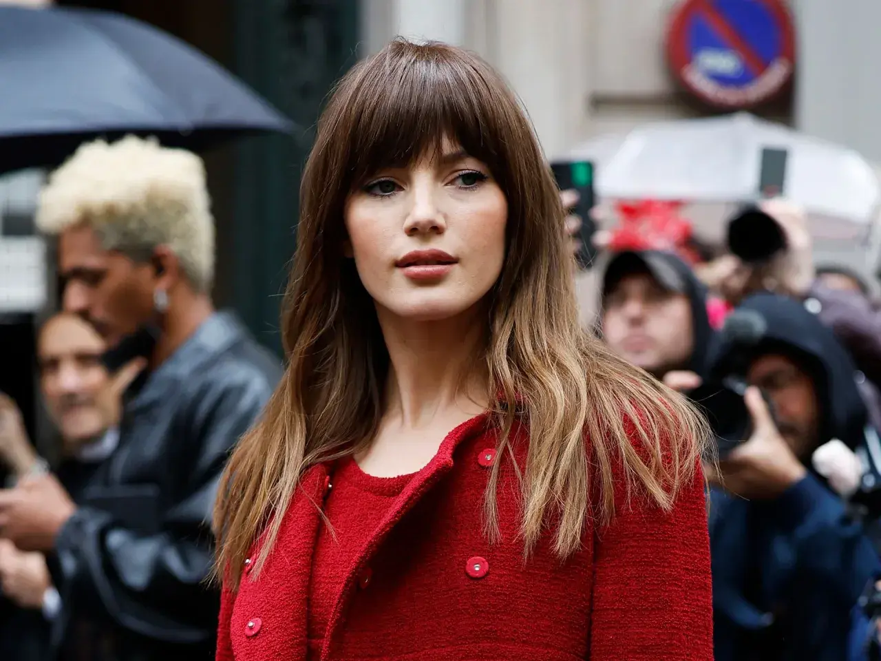 Mujer con flequillo y cabello largo ondulado, un estilo que podría marcar tendencia en cortes de pelo 2026 mujer.