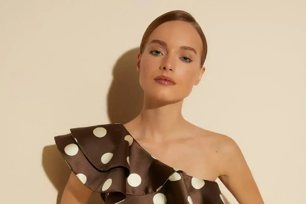 Mujer con top de lunares marrones, lista para la feria de abril sin vestido.