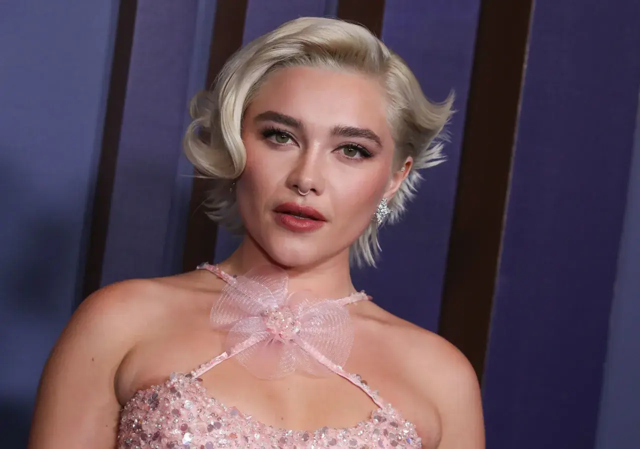 Mujer joven con corte de pelo rubio platino, estilo pixie con ondas. Un look moderno que inspira cortes de pelo corto mujer de 60 años.