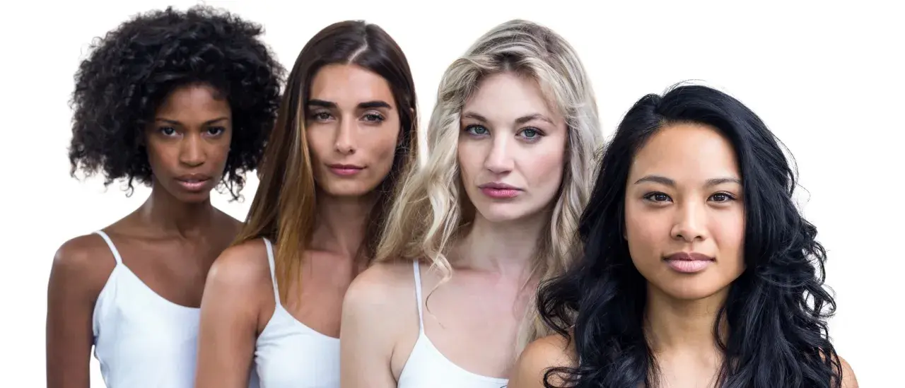 Cuatro mujeres de diferentes etnias, con labios en un suave color coral, posan juntas.