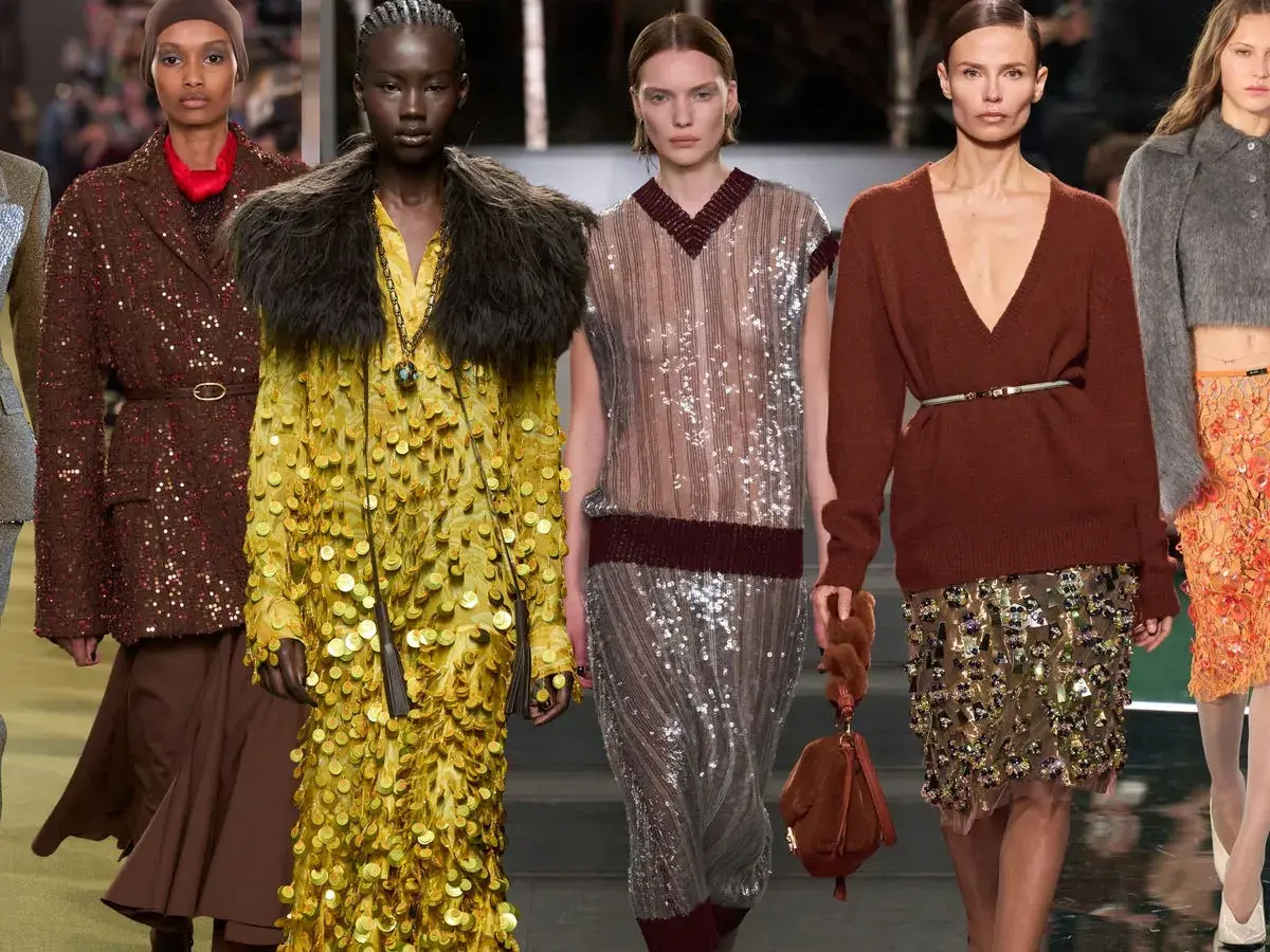 Modelos desfilan con atuendos brillantes. Un vestido amarillo con paillette y un traje marrón con lentejuelas destacan.