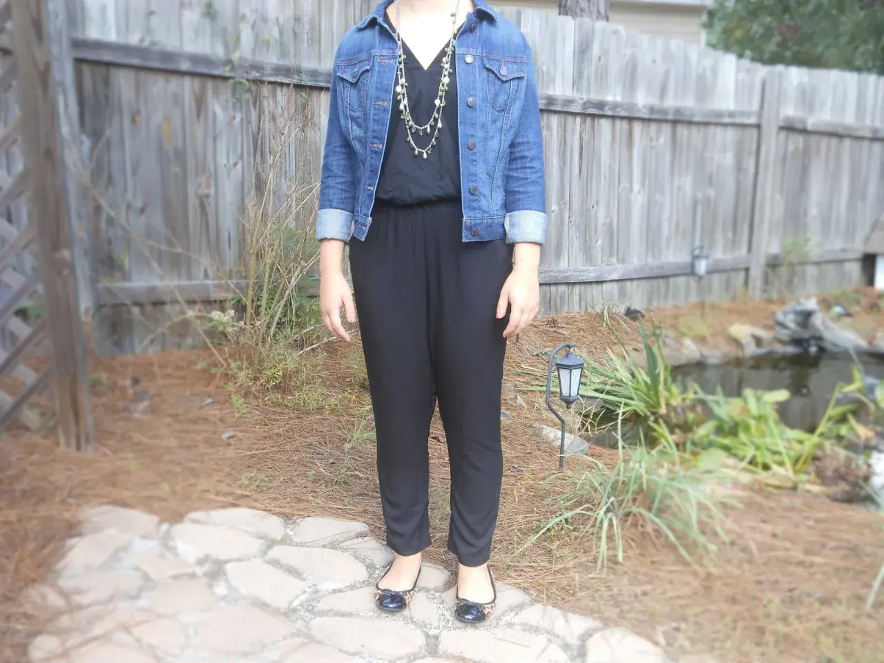 Chaqueta vaquera azul combina perfecto con mono negro. Un look casual y chic.