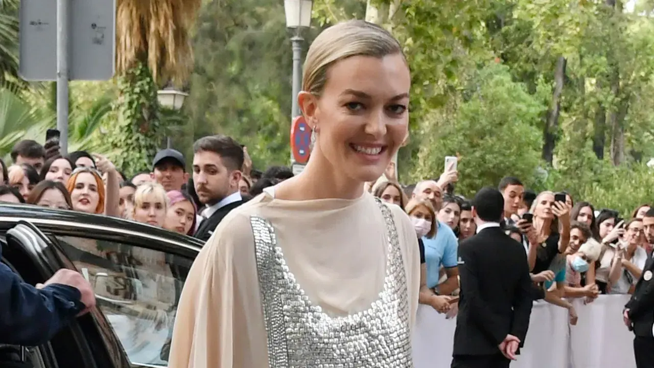 Marta Ortega Pérez sonríe a la multitud mientras llega a un evento, rodeada de fans con móviles.
