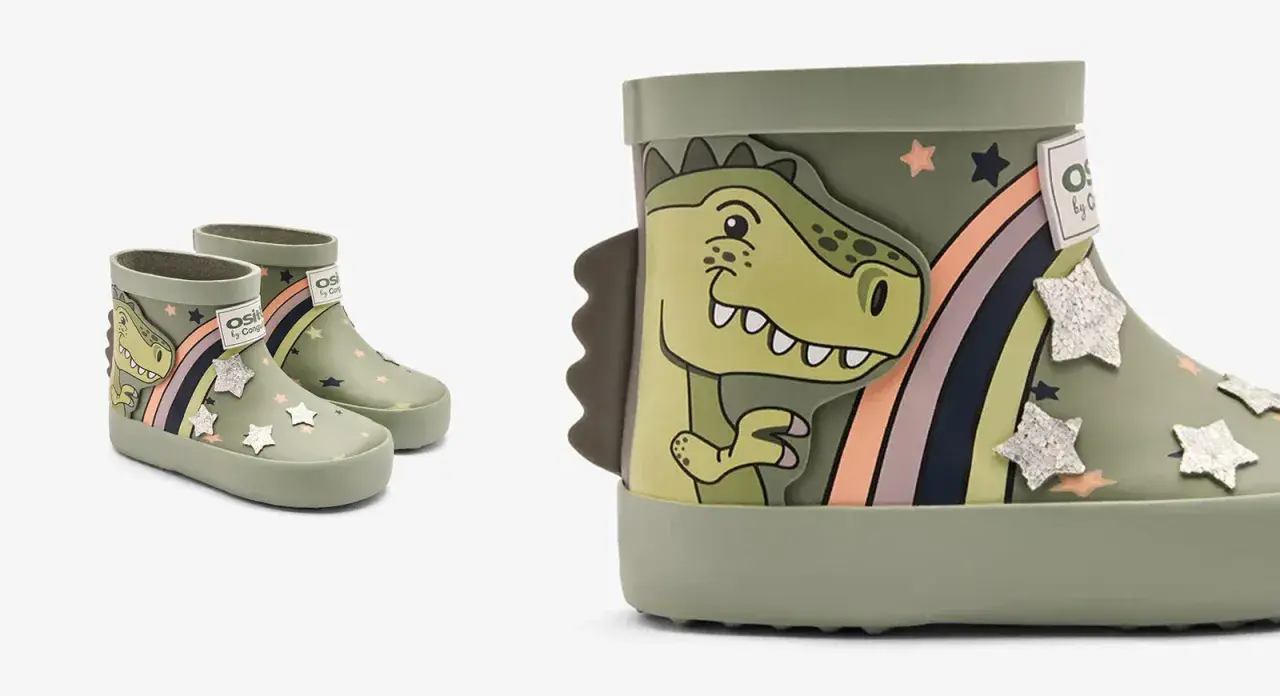 Botas de agua verdes con dinosaurio y arcoíris. Aprende como limpiar botas de agua para que tus pequeños aventureros disfruten.