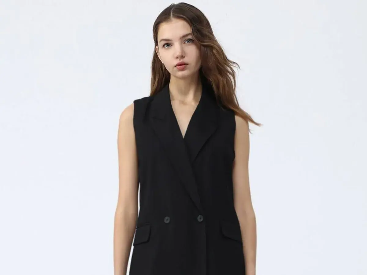 Mujer con chaleco de vestir negro, ideal para aprender como combinar un chaleco de vestir mujer y lucir elegante.
