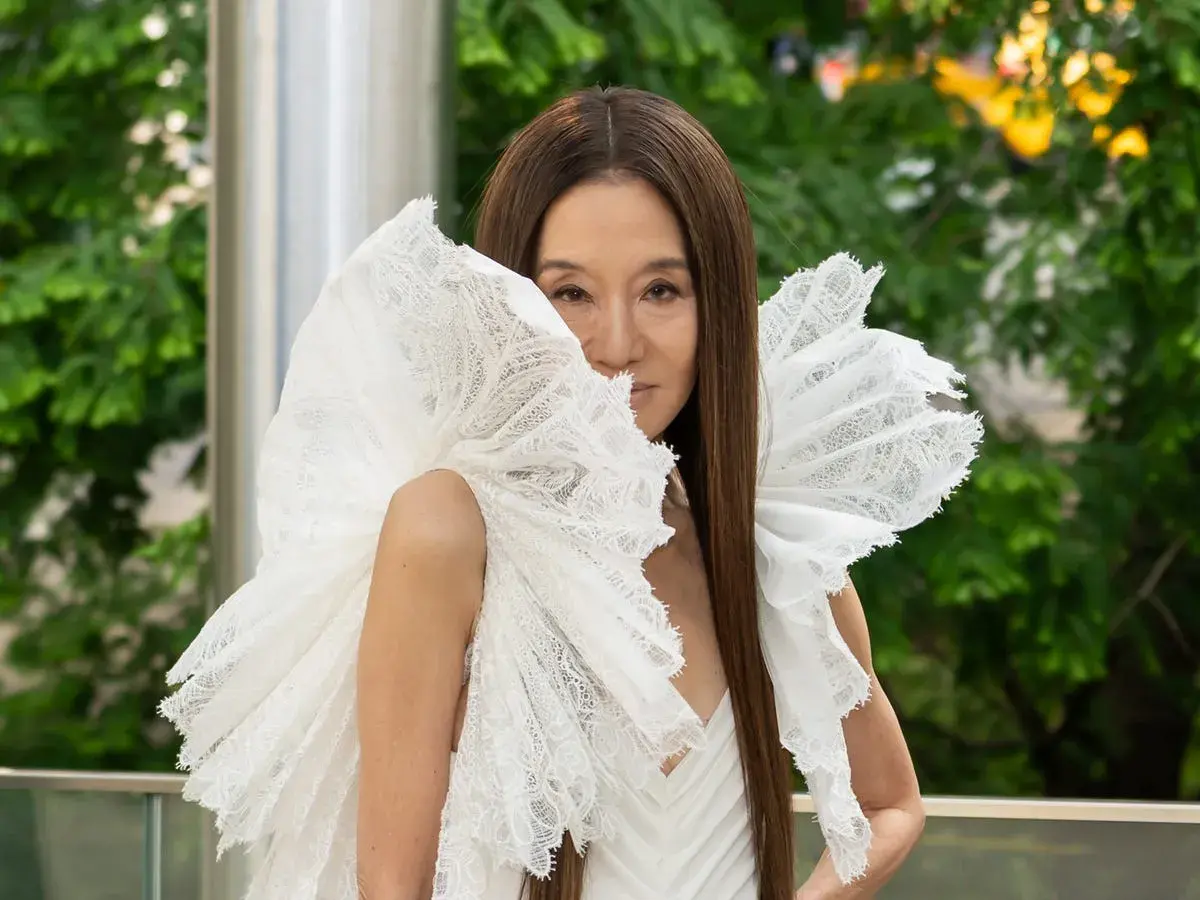 Vera Wang luce un espectacular vestido blanco de encaje con volantes, un diseño que evoca la elegancia y la audacia de la moda.