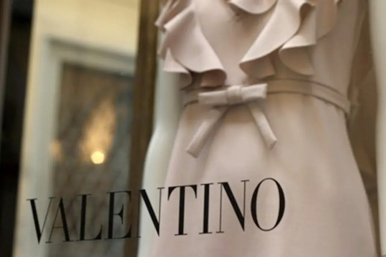Vestido de Valentino, una de las 10 mejores marcas de ropa de mujer, con volantes y lazo.
