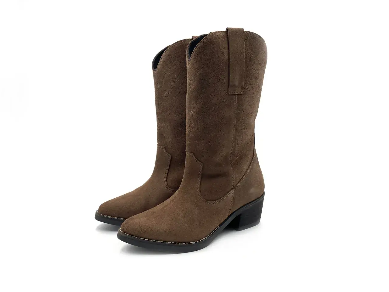 Botas camperas de ante marrón, perfectas para aprender como limpiar botas camperas y mantenerlas como nuevas.