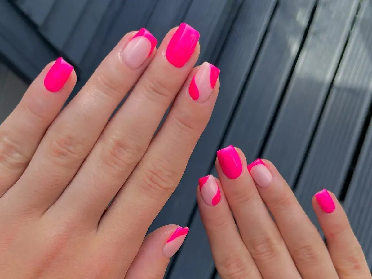 Manicura con diseño moderno en fucsia y nude, ¡un adelanto de las uñas tendencia 2025!