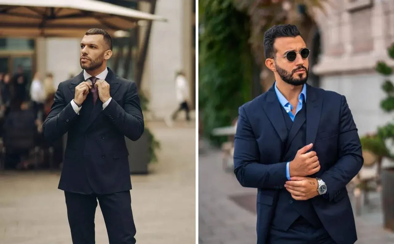 Dos hombres con trajes oscuros, listos para un evento de dress code cocktail hombre. Uno ajusta su corbata, el otro luce gafas de sol.
