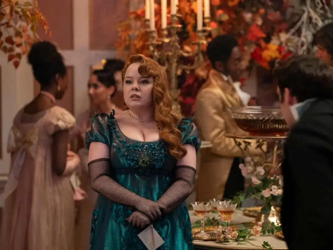 Penelope Bridgerton, la actriz, luce un vestido verde esmeralda en una fiesta.