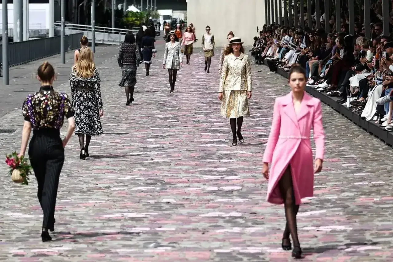 Modelos desfilan en pasarela de Chanel. La moda parisina, de donde es Chanel, se luce en esta pasarela.