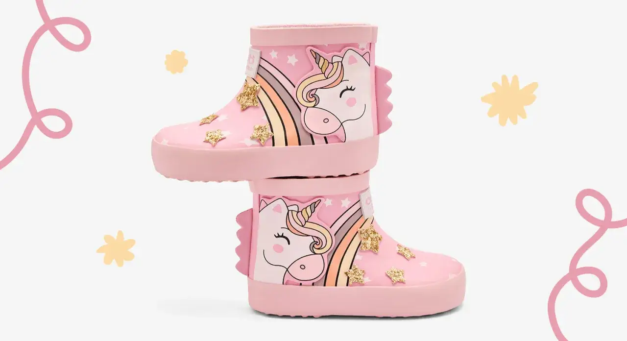 Botas de agua rosas con unicornios y estrellas. Aprende como limpiar botas de agua para que luzcan así de mágicas.